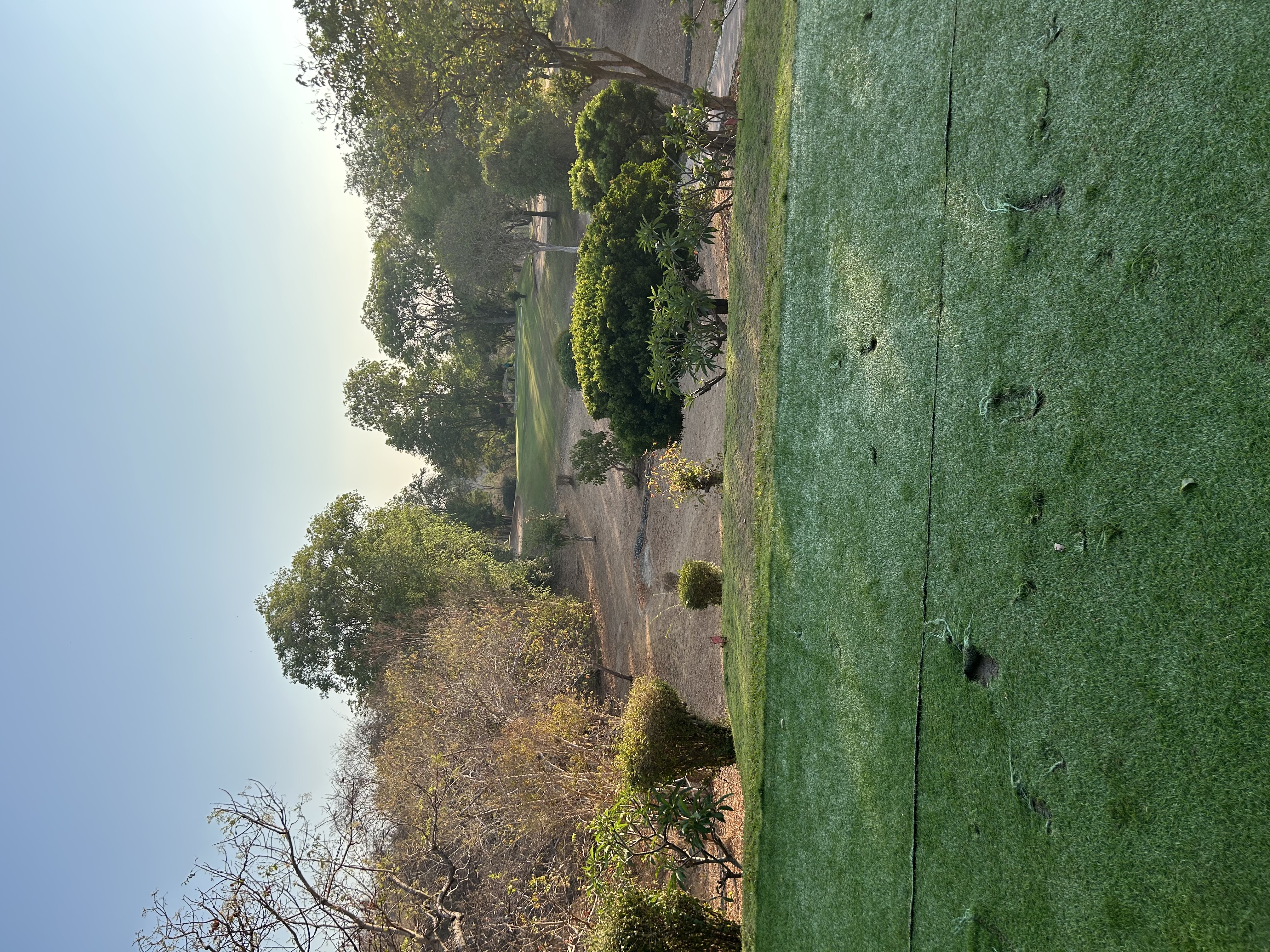 Le départ est en réparation en ce moment, on joue donc sur un tapis. J'ai joué sans tee.