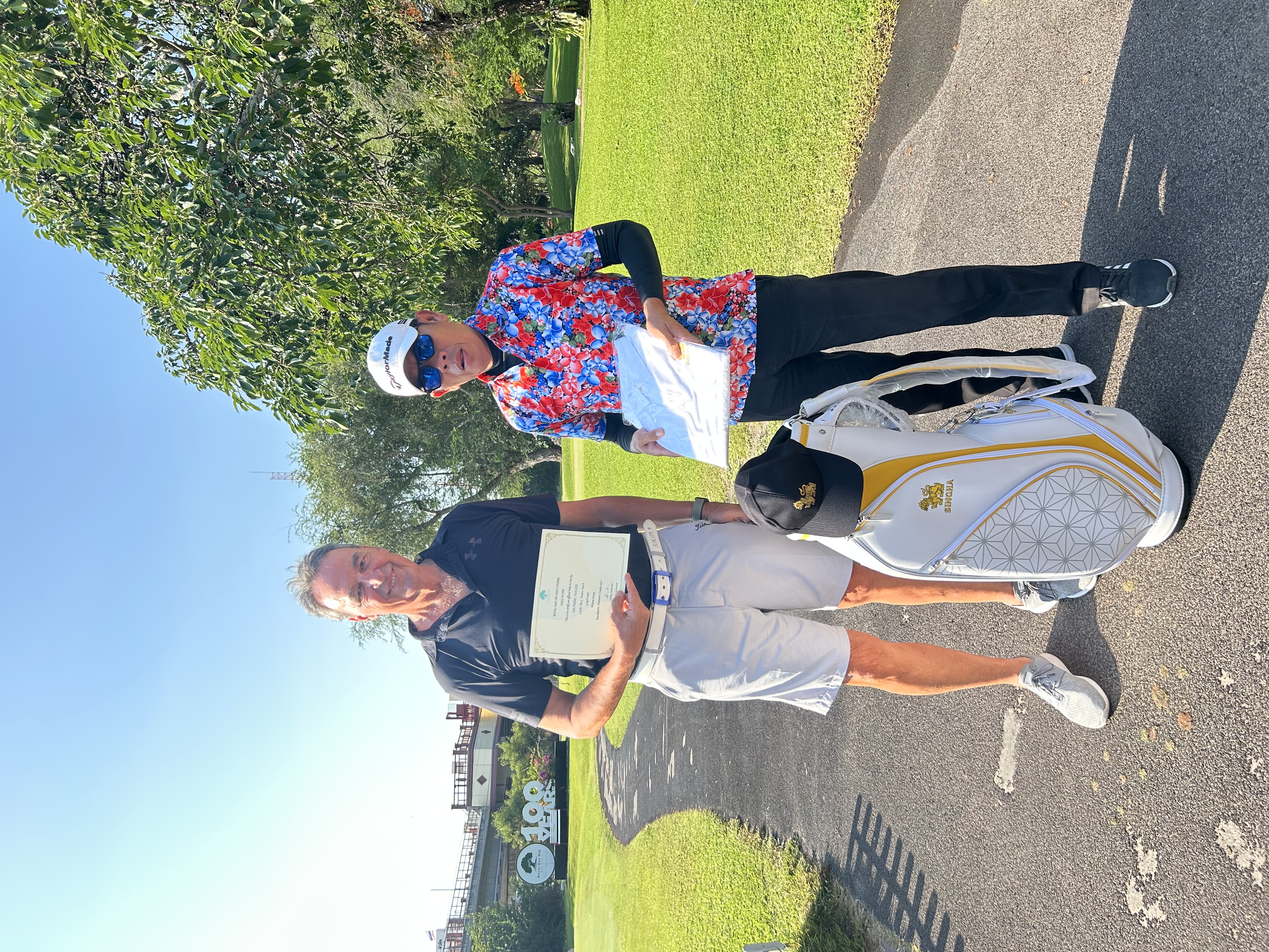 Un responsable du club me remet les cadeaux.