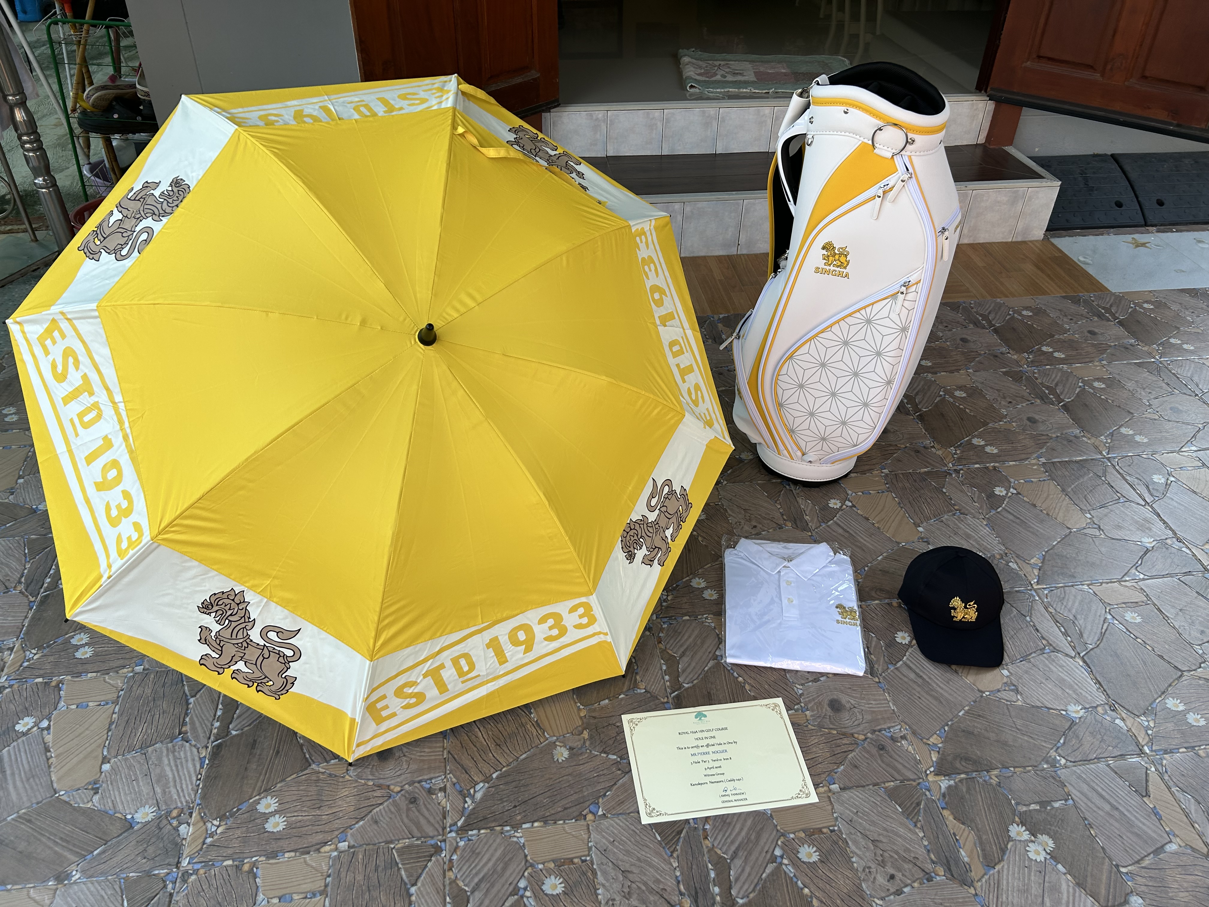 Sac chariot, parapluie, casquette, et teeshirt logotés Singha, une des grandes marques de bière thaïlandaise. J'adore le sac qui risque d'être un peu salissant.