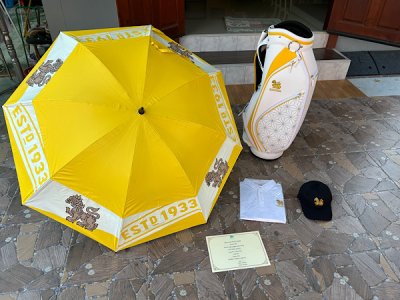 Sac chariot, parapluie, casquette, et teeshirt logotés Singha, une des grandes marques de bière thaïlandaise. J'adore le sac qui risque d'être un peu salissant.