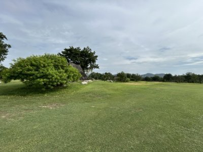 <p>Les fairways sont larges mais quelques bosquets bien placés peuvent stopper la balle.</p>