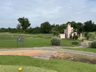 <p>L'architecture hispano/mexicaine du kiosque à boissons renforce l'ambiance désert.</p>