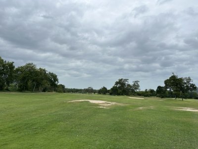 <p>Beaucoup de bunkers, longs et bien situés.</p>