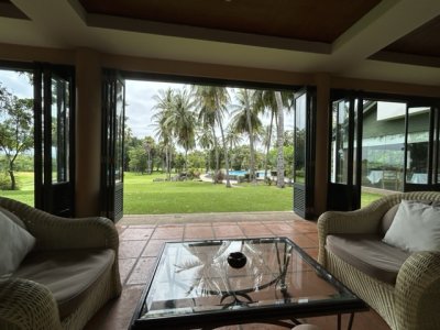 34.Un beau salon <p>Vue sur le golf et la piscine de l'hôtel, fauteuils moelleux.</p>