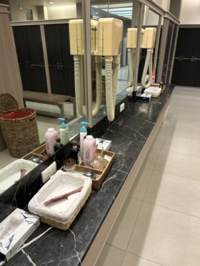 <p>Au lavabo, tout le nécessaire.</p>