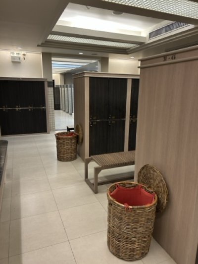 <p>Corbeilles à disposition pour les serviettes utilisées.</p>