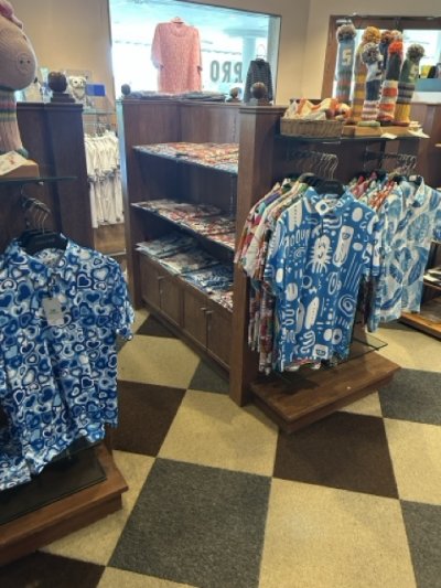 <p>Polos colorés pour hommes et femmes.</p>