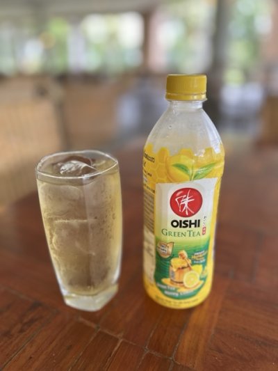 <p>Depuis que je vis en Thaïlande, je suis devenu accro au Oishi Tea (thé au citron et au miel)</p>