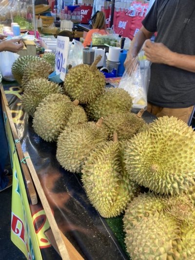 Un stand de durian au marché